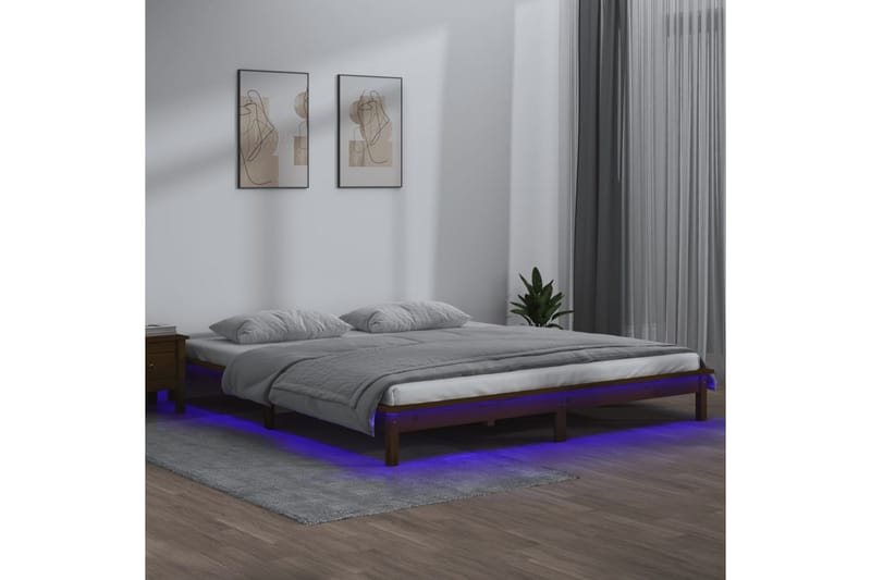 beBasic sengeramme med LED-lys 120x190 cm massivt træ gyldenbrun - Brun - Sengeramme & sengestel