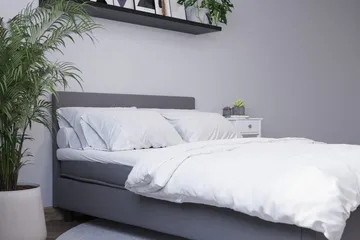 Billingen Komplet Sengepakke – Kontinentalseng 140x200 cm i Stof med Sengegavl + Overmadras med Fasthedsgrad Medium - Grå - Møbler - Senge - Kontinentalsenge
