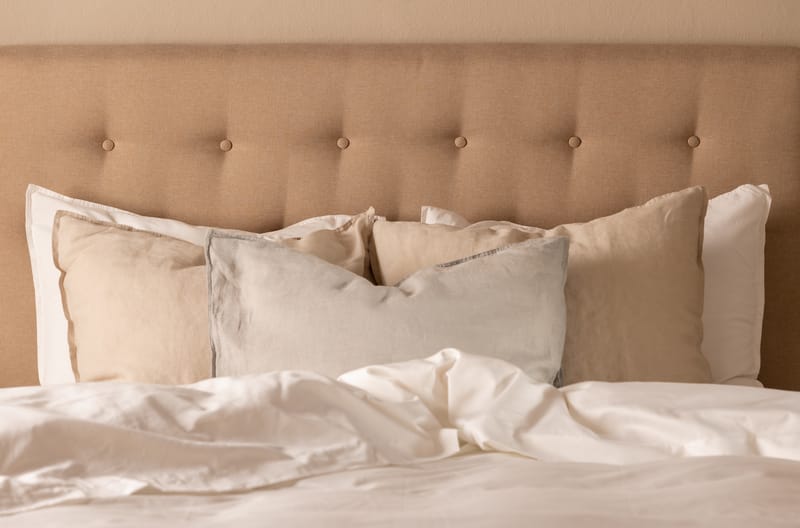 Scarlett Sengepakke 140x200 Skummadras - Knappet gavl Beige - Møbler - Senge - Komplet sengepakke