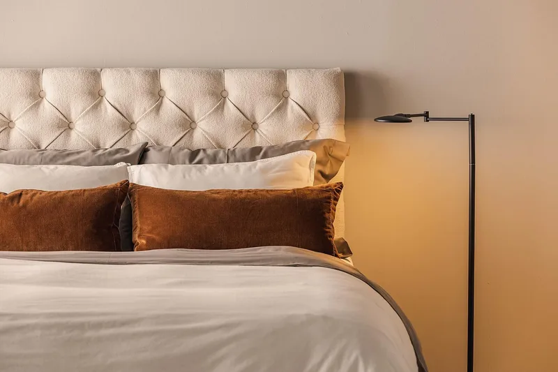 Oslo Lyx Sengepakke Boucle 120x200 Dybttuftet gavl - Lysebeige - Møbler - Senge - Kontinentalsenge