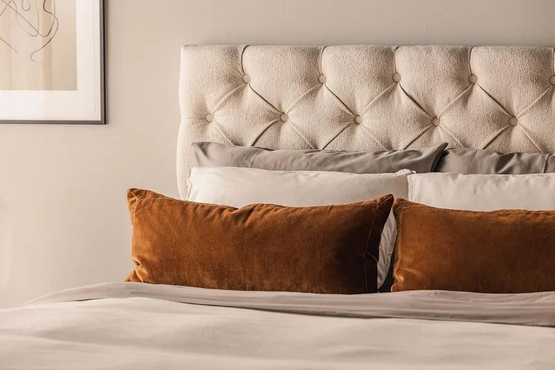 Oslo Lyx Sengepakke Boucle 120x200 Dybttuftet gavl - Lysebeige - Møbler - Senge - Kontinentalsenge