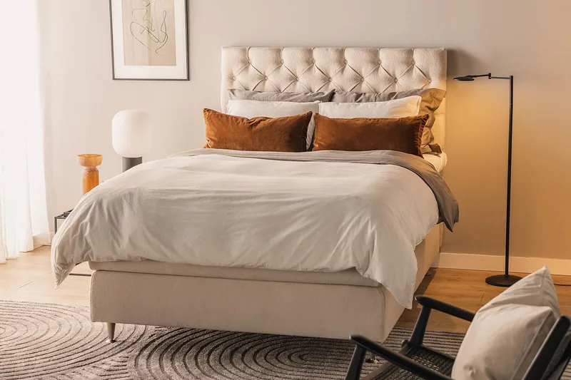 Oslo Lyx Sengepakke Boucle 120x200 Dybttuftet gavl - Lysebeige - Møbler - Senge - Kontinentalsenge