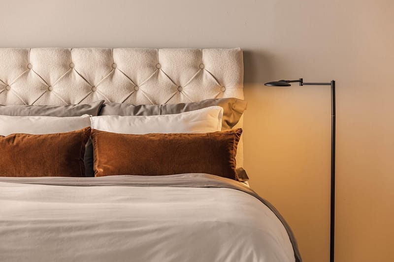 Oslo Lyx Sengepakke Boucle 140x200 Dybttuftet gavl - Lysebeige - Møbler - Senge - Komplet sengepakke