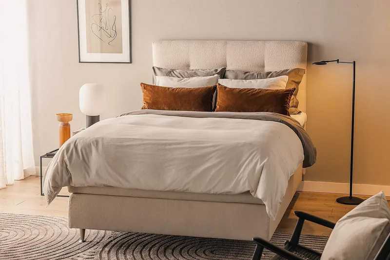 Oslo Lyx Sengepakke Boucle 140x200 Knappet gavl - Lysebeige - Møbler - Senge - Kontinentalsenge