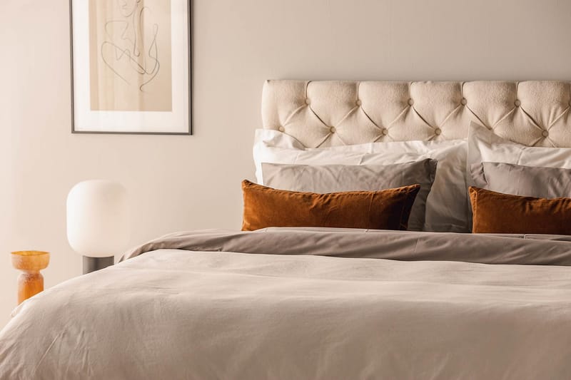 Oslo Lyx Sengepakke Boucle 180x200 Dybttuftet gavl - Lysebeige - Møbler - Senge - Komplet sengepakke