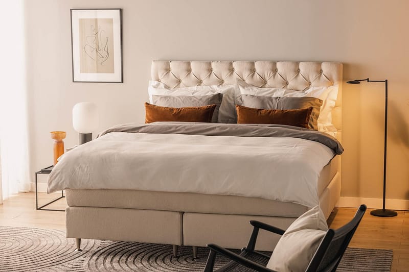 Oslo Lyx Sengepakke Boucle 180x200 Dybttuftet gavl - Lysebeige - Møbler - Senge - Komplet sengepakke