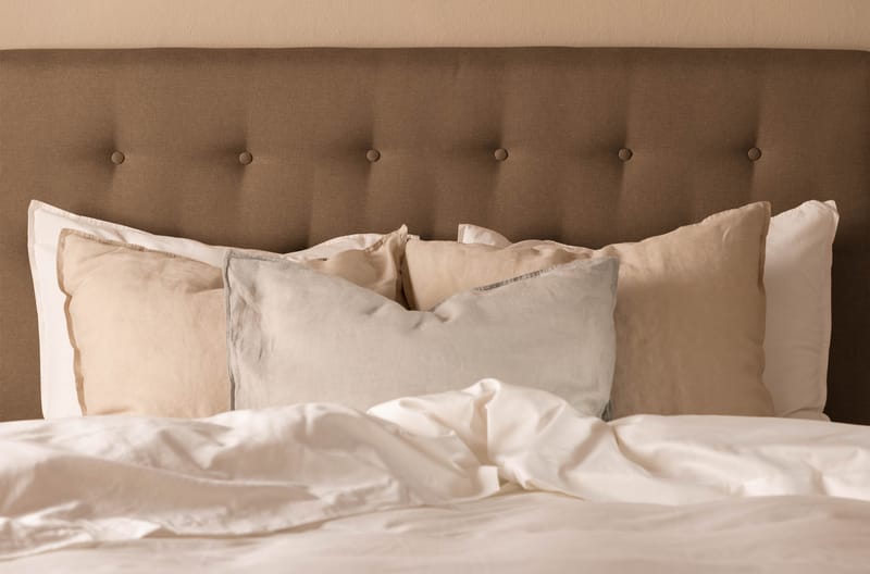 Scarlett Sengepakke 90x200 Skummadras - Knappet gavl Brun - Møbler - Senge - Kontinentalsenge