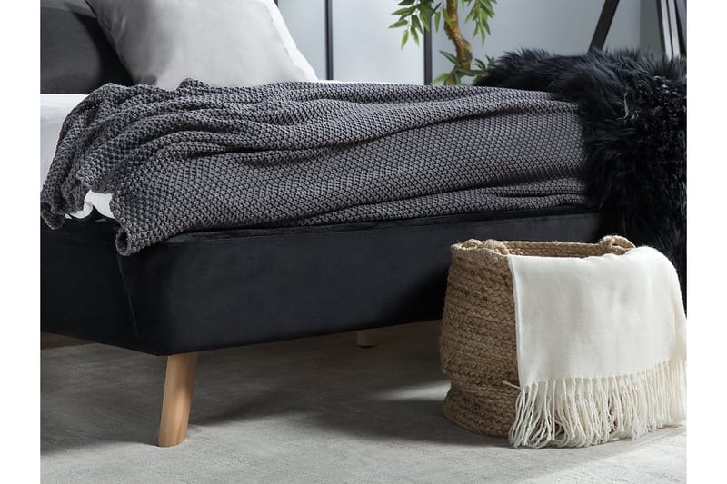 Vienne Sengeramme 180x200 cm i Stof med Sengegavl og Træben - Sort - Møbler - Senge - Sengeramme & sengestel