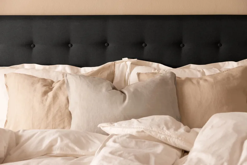 Scarlett Dybttuftet gavl 180 - Sort - Møbler - Senge - Sengetilbehør & sengegavl - Sengegavle