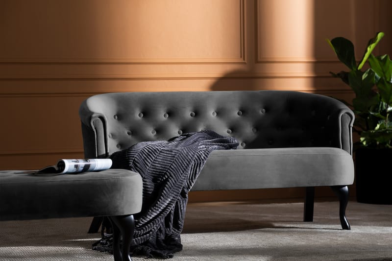 Dahlia Siss Sofa Velour - Mørkegrå - Møbler - Sofaer - Howard sofa