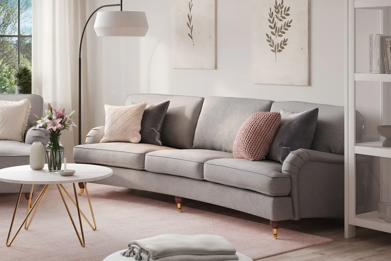 Howard Lyx 4-personers Svunget Stofsofa - Lysegrå - Møbler - Sofaer - Howard sofa