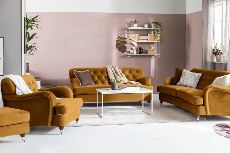 Howard Riviera 3-personers Svunget Fløjlssofa - Mørkegul - Møbler - Sofaer - Howard sofa