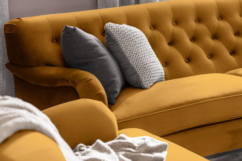 Howard Riviera 3-personers Svunget Fløjlssofa - Mørkegul - Møbler - Sofaer - Howard sofa