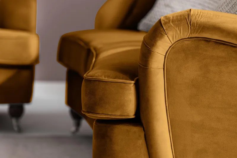 Howard Riviera 3-personers Svunget Fløjlssofa - Mørkegul - Møbler - Sofaer - Howard sofa