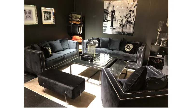 Sofa Henrika 2-personers Onyx Stof med 4 Puder - onyx sort - Møbler - Sofaer - 2 personers sofa