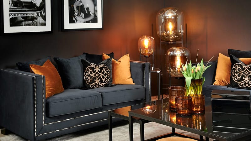 Sofa Henrika 2-personers Onyx Stof med 4 Puder - onyx sort - Møbler - Sofaer - 2 personers sofa