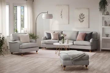 Howard Lyx Sofagruppe 4-personers Svunget Sofa + Lænestol + Fodskammel i Stof - Lysegrå - Møbler - Sofaer - Sofagrupper - Howard sofagruppe