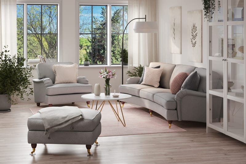 Howard Lyx Sofagruppe 4-personers Svunget Sofa + Lænestol + Fodskammel i Stof - Lysegrå - Møbler - Sofaer - Sofagrupper - Howard sofagruppe