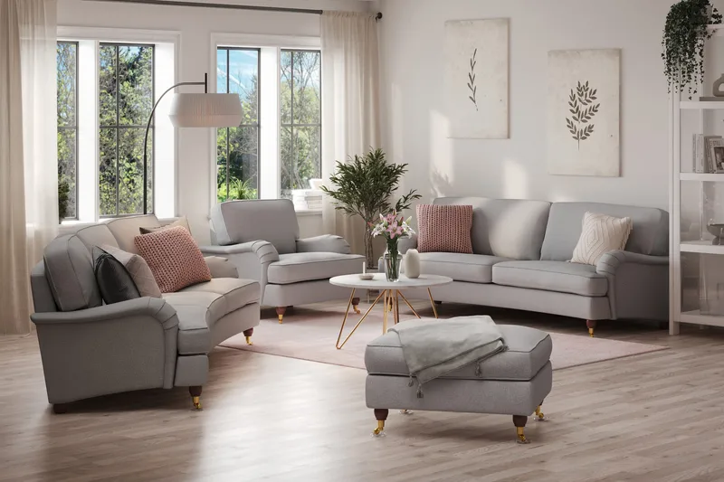 Howard Lyx Sofagruppe 4-personers + 3-personers Svunget Sofa + Lænestol + Fodskammel i Stof - Lysegrå - Møbler - Sofaer - Sofagrupper - Howard sofagruppe