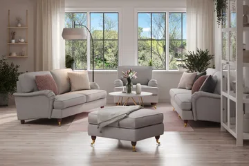 Howard Lyx Sofagruppe 4-personers + 3-personers Sofa + Lænestol + Fodskammel i Stof - Lysegrå - Møbler - Sofaer - Sofagrupper - Howard sofagruppe