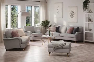 Howard Lyx Sofagruppe 4-personers + 3-personers Sofa + Lænestol + Fodskammel i Stof - Lysegrå - Møbler - Sofaer - Sofagrupper - Howard sofagruppe