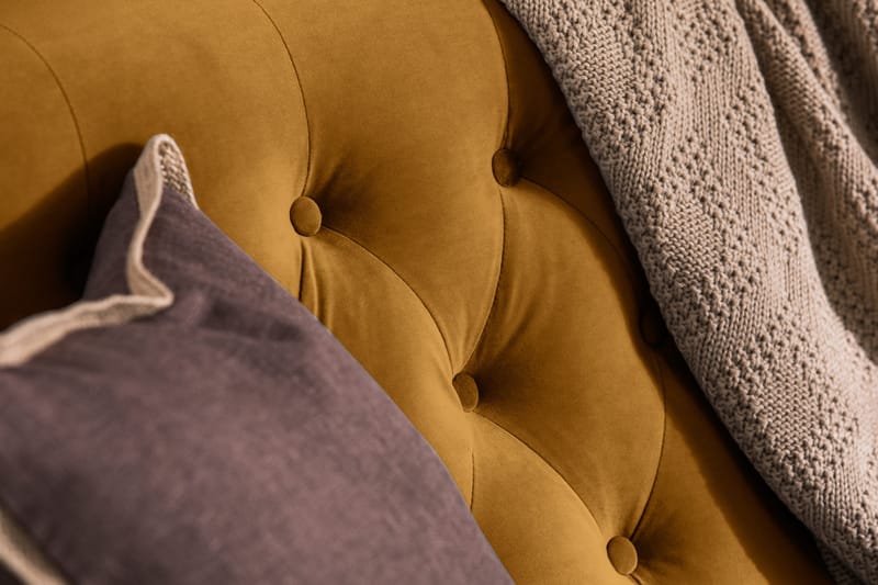 Howard Riviera Sofagruppe 3-personers + 2-personers Sofa + Lænestol + Fodskammel i Fløjl - Mørkegul - Møbler - Sofaer - Sofagrupper - Howard sofagruppe