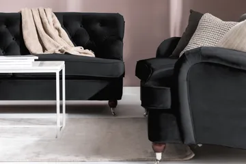 Howard Riviera Sofagruppe Svunget 3-personers + 2-personers Sofa + Lænestol + Fodskammel i Fløjl - Sort - Møbler - Sofaer - Sofagrupper - Howard sofagruppe