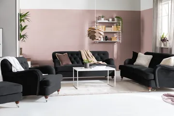 Howard Riviera Sofagruppe Svunget 3-personers + 2-personers Sofa + Lænestol + Fodskammel i Fløjl - Sort - Møbler - Sofaer - Sofagrupper - Howard sofagruppe
