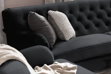 Howard Riviera Sofagruppe Svunget 3-personers + 2-personers Sofa + Lænestol + Fodskammel i Fløjl - Sort - Møbler - Sofaer - Sofagrupper - Howard sofagruppe