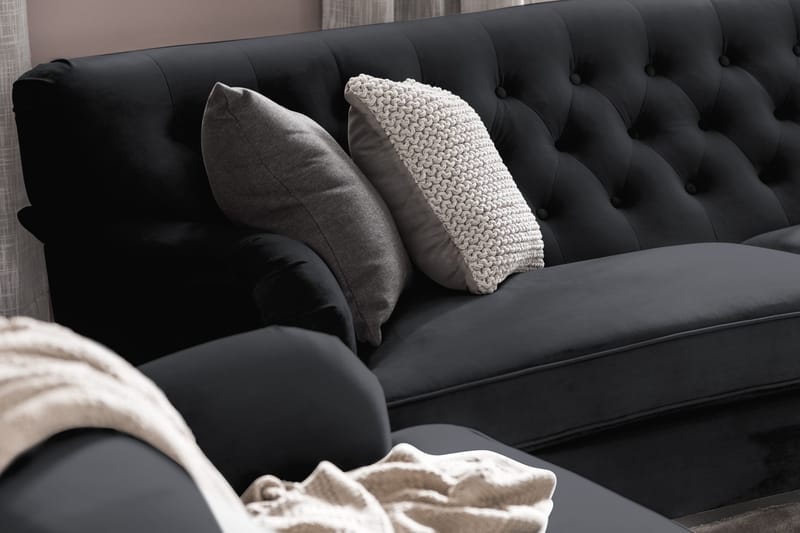 Howard Riviera Sofagruppe Svunget 3-personers + 2-personers Sofa + Lænestol + Fodskammel i Fløjl - Sort - Møbler - Sofaer - Sofagrupper - Howard sofagruppe