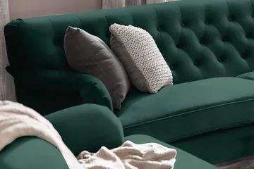 Howard Riviera Sofagruppe Svunget 3-personers + 2-personers Sofa + Lænestol + Fodskammel i Fløjl - Grøn - Møbler - Sofaer - Sofagrupper - Howard sofagruppe