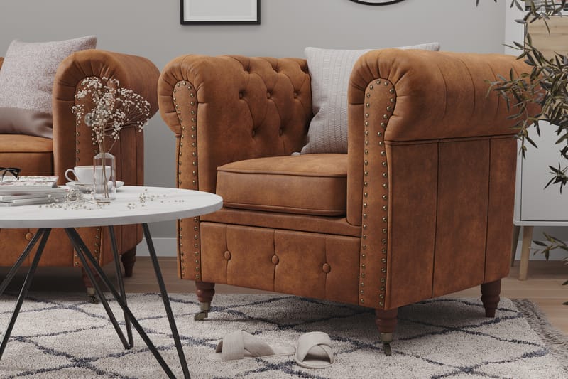 Chesterfield Deluxe Sofagruppe 2-pers+Lænestol+Puf - Cognac - Howard sofagruppe