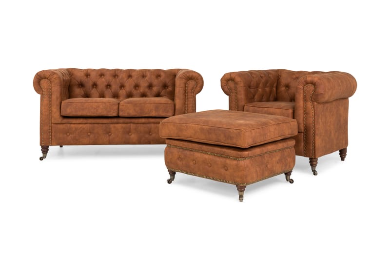 Chesterfield Deluxe Sofagruppe 2-pers+Lænestol+Puf - Cognac - Howard sofagruppe