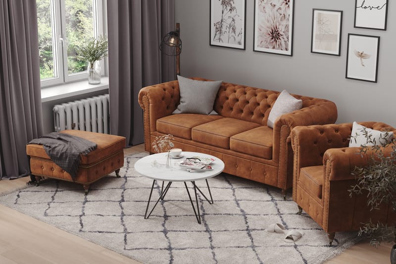 Chesterfield Deluxe Sofagruppe 3-pers+Lænestol+Puf - Cognac - Howard sofagruppe