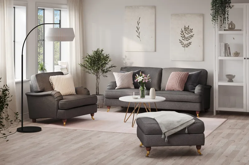Howard Lyx Sofagruppe 3-personers Sofa + Lænestol + Fodskammel i Stof - Mørkegrå - Møbler - Sofaer - Sofagrupper - Howard sofagruppe