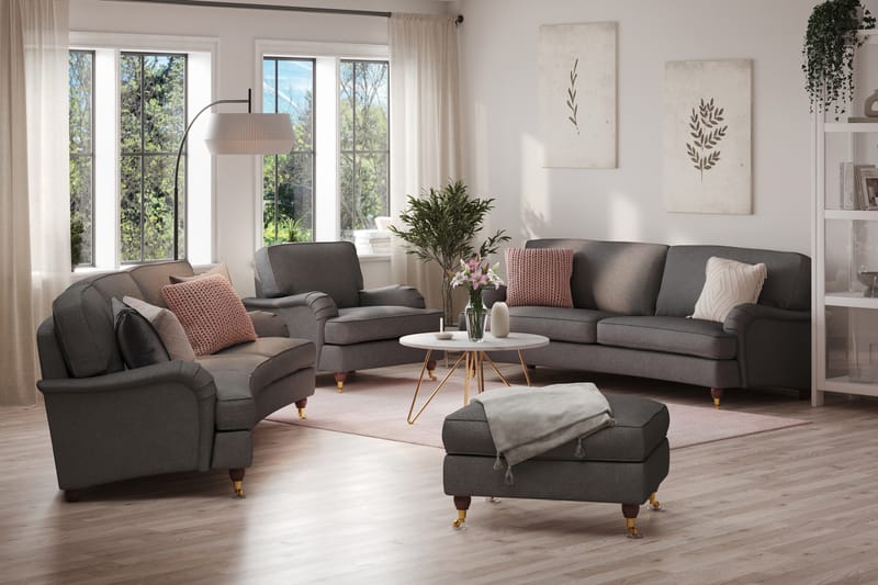 Howard Lyx Sofagruppe 4-personers + 3-personers Svunget Sofa + Lænestol + Fodskammel i Stof - Mørkegrå - Møbler - Sofaer - Sofagrupper - Howard sofagruppe