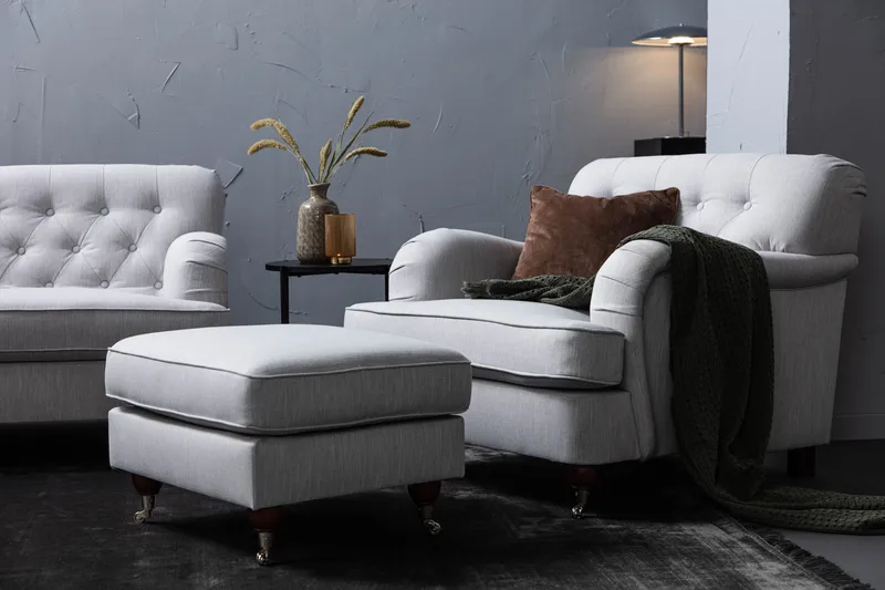 Howard Riviera Sofaarrangement Buet 3-personers + 2-personers Sofa + Lænestol + Fodskammel i Stof - Grå - Møbler - Sofaer - Sofagrupper - Howard sofagruppe