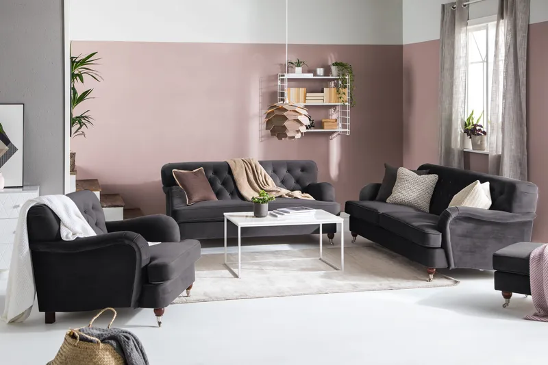 Howard Riviera Sofagruppe 3-personers + 2-personers Sofa + Lænestol + Fodskammel i Fløjl - Mørkegrå - Møbler - Sofaer - Sofagrupper - Howard sofagruppe