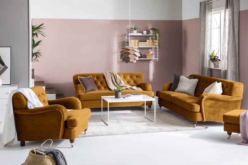 Howard Riviera Sofagruppe 3-personers + 2-personers Sofa + Lænestol + Fodskammel i Fløjl - Mørkegul - Møbler - Sofaer - Sofagrupper - Howard sofagruppe