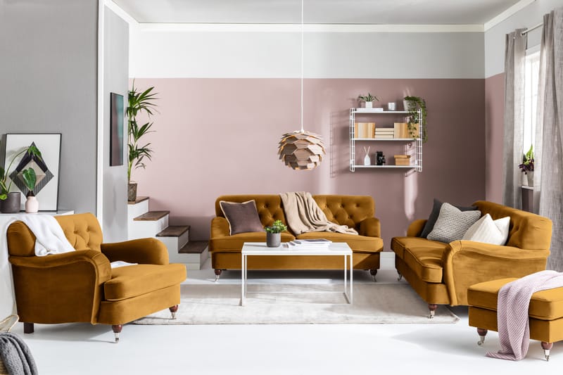 Howard Riviera Sofagruppe 3-personers + 2-personers Sofa + Lænestol + Fodskammel i Fløjl - Mørkegul - Møbler - Sofaer - Sofagrupper - Howard sofagruppe