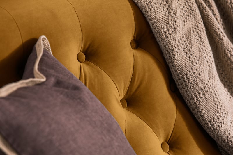 Howard Riviera Sofagruppe 3-personers + 2-personers Sofa + Lænestol + Fodskammel i Fløjl - Mørkegul - Møbler - Sofaer - Sofagrupper - Howard sofagruppe