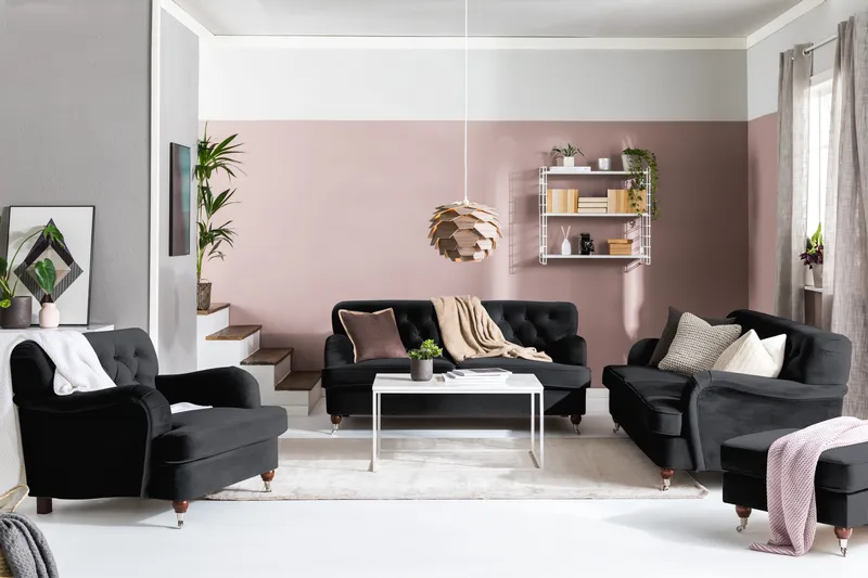 Howard Riviera Sofagruppe 3-personers + 2-personers Sofa + Lænestol + Fodskammel i Fløjl - Sort - Møbler - Sofaer - Sofagrupper - Howard sofagruppe