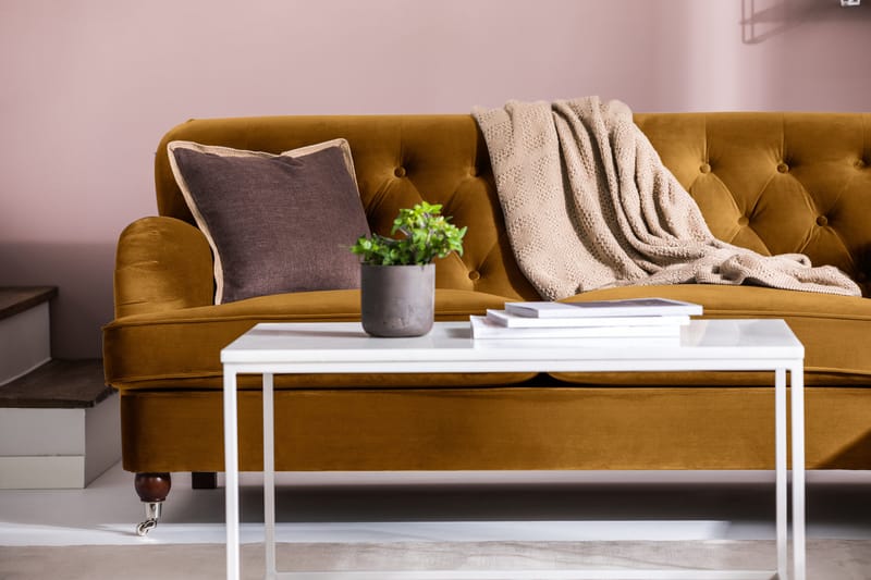 Howard Riviera Sofagruppe 3-personers + 2-personers Sofa + Lænestol + Fodskammel i Fløjl - Mørkegul - Møbler - Sofaer - Sofagrupper - Howard sofagruppe