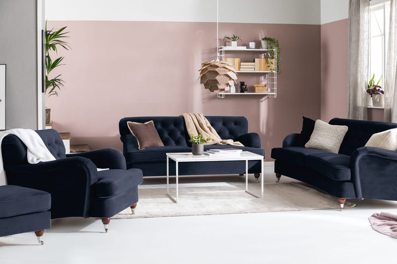 Howard Riviera Sofagruppe Svunget 3-personers + 2-personers Sofa + Lænestol + Fodskammel i Fløjl - Blå - Møbler - Sofaer - Sofagrupper - Howard sofagruppe