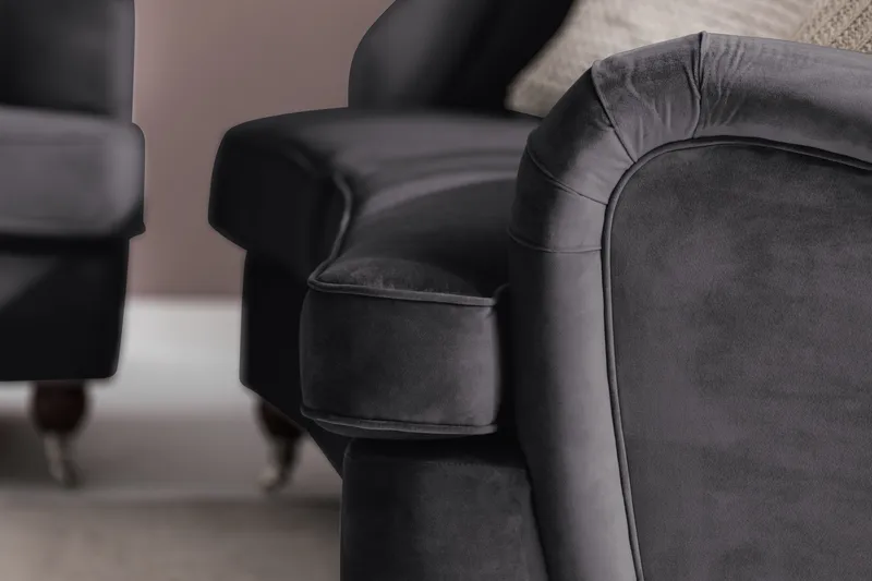 Howard Riviera Sofagruppe Svunget 3-personers + 2-personers Sofa + Lænestol + Fodskammel i Fløjl - Mørkegrå - Møbler - Sofaer - Sofagrupper - Howard sofagruppe