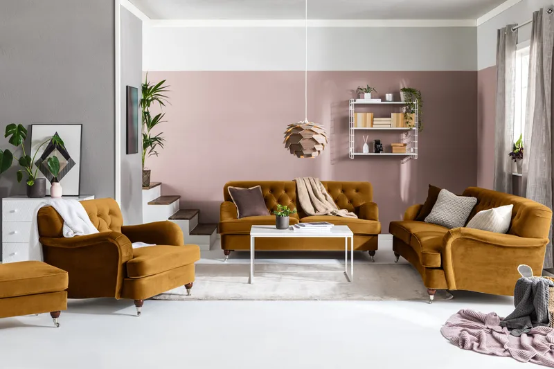 Howard Riviera Sofagruppe Svunget 3-personers + 2-personers Sofa + Lænestol + Fodskammel i Fløjl - Mørkegul - Møbler - Sofaer - Sofagrupper - Howard sofagruppe