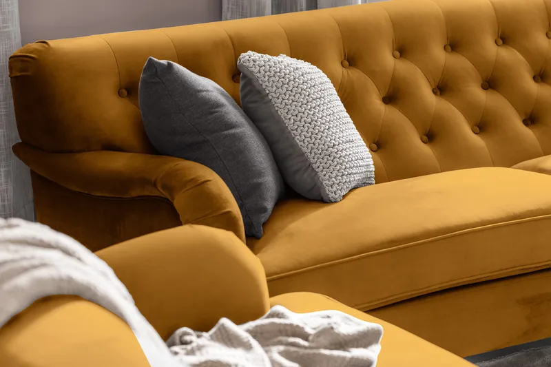 Howard Riviera Sofagruppe Svunget 3-personers + 2-personers Sofa + Lænestol + Fodskammel i Fløjl - Mørkegul - Møbler - Sofaer - Sofagrupper - Howard sofagruppe