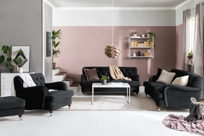 Howard Riviera Sofagruppe Svunget 3-personers + 2-personers Sofa + Lænestol + Fodskammel i Fløjl - Sort - Møbler - Sofaer - Sofagrupper - Howard sofagruppe