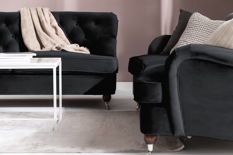 Howard Riviera Sofagruppe Svunget 3-personers + 2-personers Sofa + Lænestol + Fodskammel i Fløjl - Sort - Møbler - Sofaer - Sofagrupper - Howard sofagruppe
