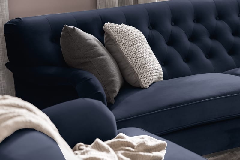 Howard Riviera Sofagruppe Svunget 3-personers + 2-personers Sofa + Lænestol + Fodskammel i Fløjl - Blå - Møbler - Sofaer - Sofagrupper - Howard sofagruppe